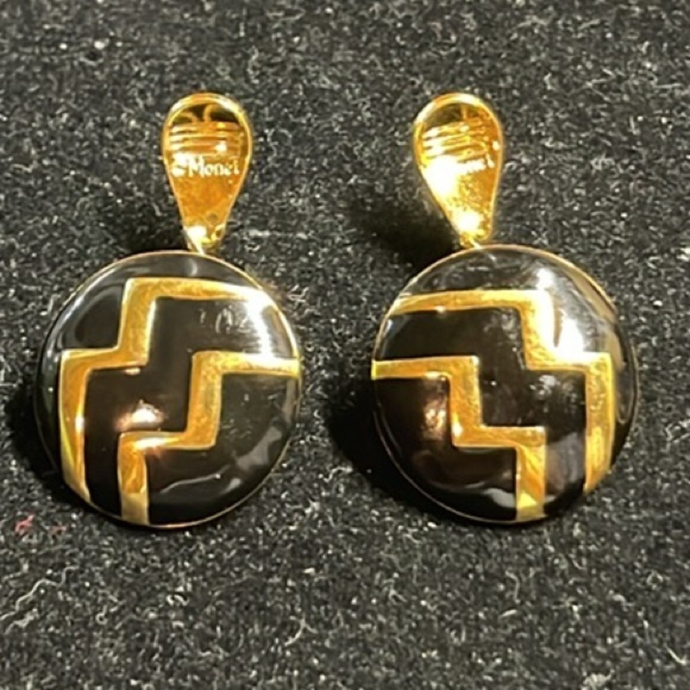 Monet Signed Vntg Black & Gold Tone Zig Zag Design Round Clip On Earrings. P